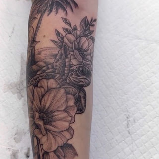 Tatouage-Tortues-Montage-Fleurs-Sur-Mesure-Dot-Work-Québec-Noir-et-gris