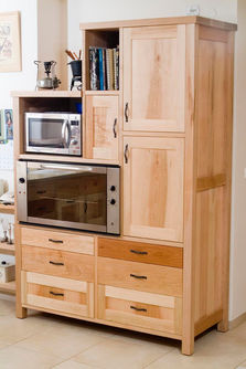 יחידה גבוהה עבור תנור רחב מעץ מלא סופט מייפל משולב בדובדבן