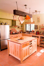 אי מטבח מעץ מלא - ליבנה עם אדן רכבת תלוי מעליו