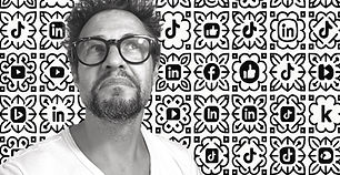 Ein Schwarzweiß Foto im Stile eines Labors der Fünfzigerjahre mit dem Trainer Marcel Wehn, der nachdenklich nach oben schaut. Es steht dort geschrieben: Video Strategy Rocket Science?