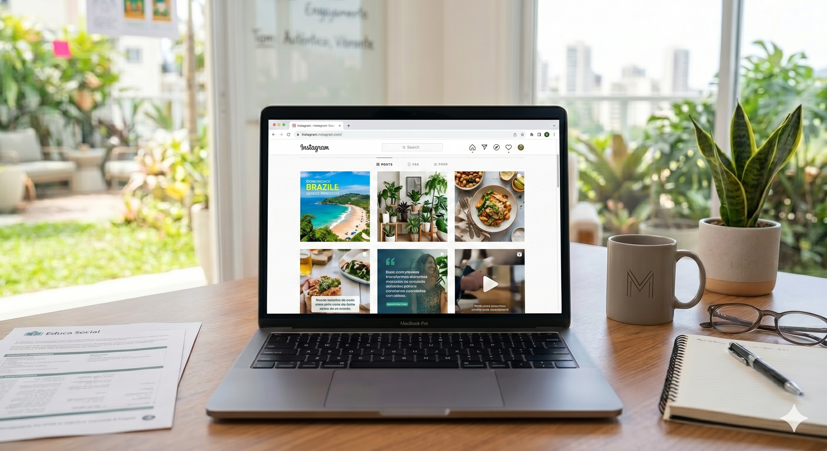 laptop aberto em cima da mesa com o instagram aberto