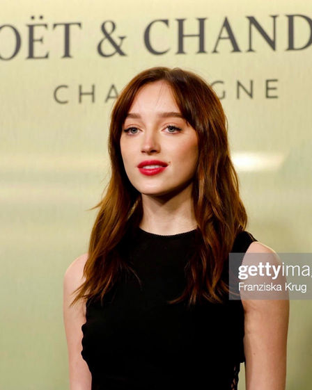 phoebedynevor, makeupartist, celebritymua, event, redcarpet, moetchadon, berlin, promua, hairstylist, germany, badenbaden frankfurt, badenbaden, hubertburda, morenamaiermakeupartist, makeuplook, hairstyling, redhead, blulshedlips,