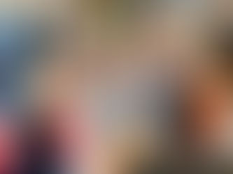 Indrė Pliuškytė-Zalieckienė pozuoja su trečiokų klase laikydama knygą