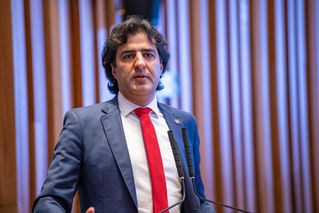 Deputado Gabriel Magno aciona TCDF contra corte de recursos nas escolas do DF