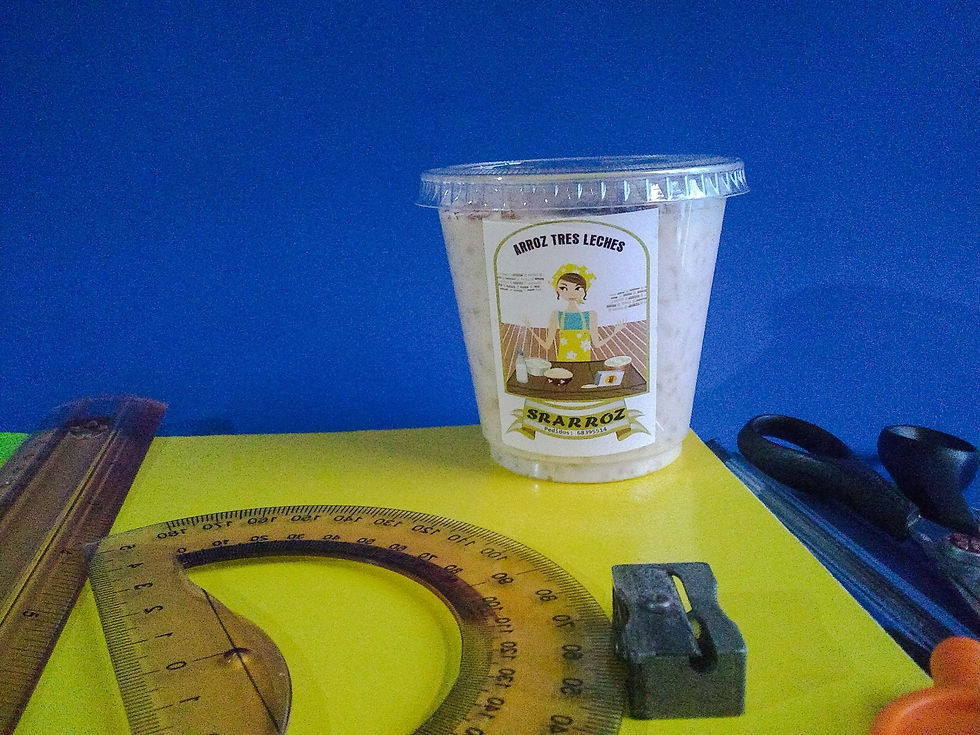 Vaso de postre srarroz sobre cuaderno amarillo