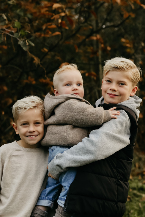 Gezinsfoto in de natuur met mistige achtergrond, gefotografeerd in Noord-Holland