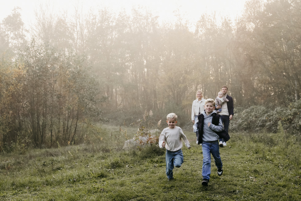 Spontaan gezinsmoment vastgelegd door een gezinsfotograaf in Noord-Holland