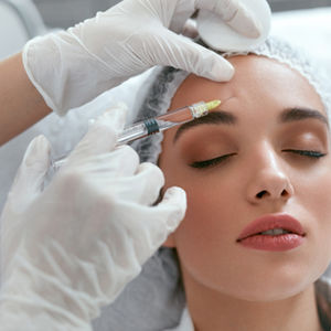woman getting injected a neurotoxin to relax the muscle of the forehead and get a more refresh look.