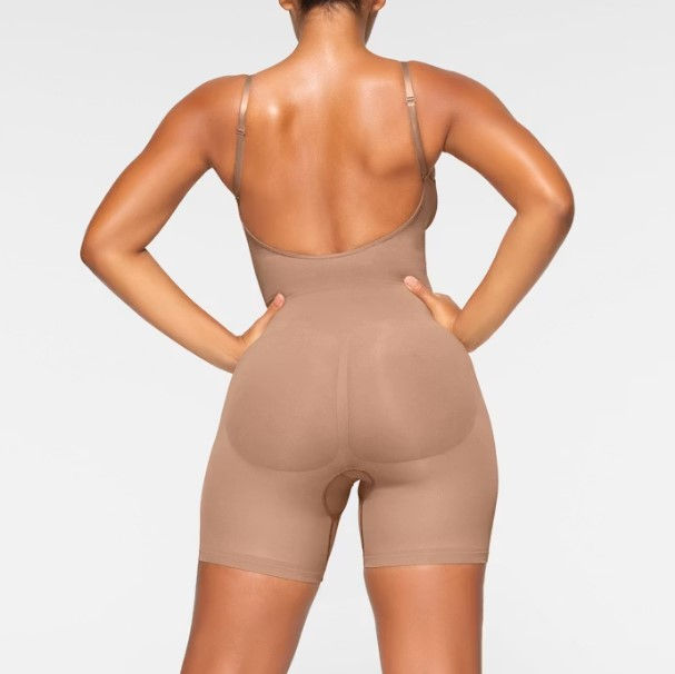 Miniatura: BODY MODELADOR COM DECOTE NAS COSTAS E COMPRIMENTO ATÉ O MEIO DA COXA