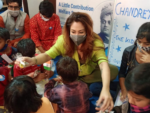 'আ লিটিল কন্ট্রিবিউশন'-এর পিছিয়ে পড়া বাচ্ছাদের সঙ্গে অভিনেত্রী চান্দ্রেয়ী ঘোষ"