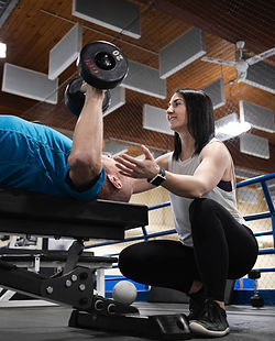 1-on-1 Trainer spotting chest press