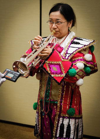 Kimiko tuning her horn, Optimists Alumni (Soundsport, Indianapolis, 2016)