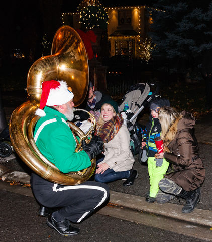 Keith entertains some kids and their parents (Brampton Santa Claus parade, 2016)
