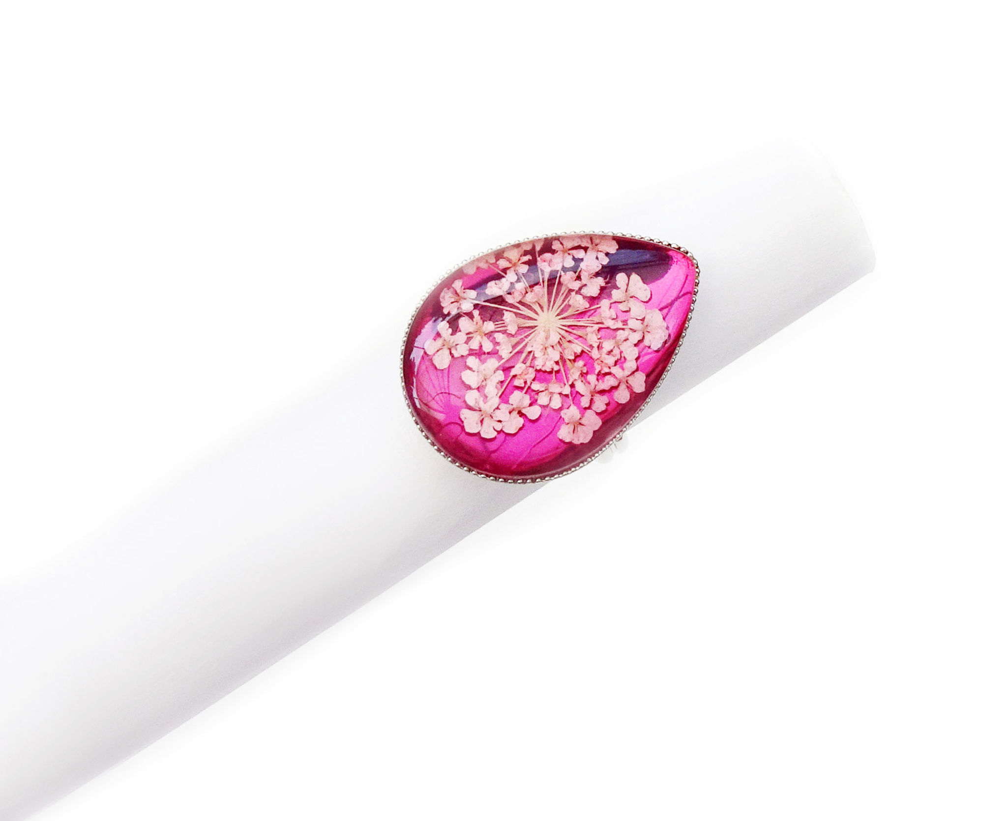 Bague réglable en VERITABLE fleur séchée Gypsophile rose sur fond rose