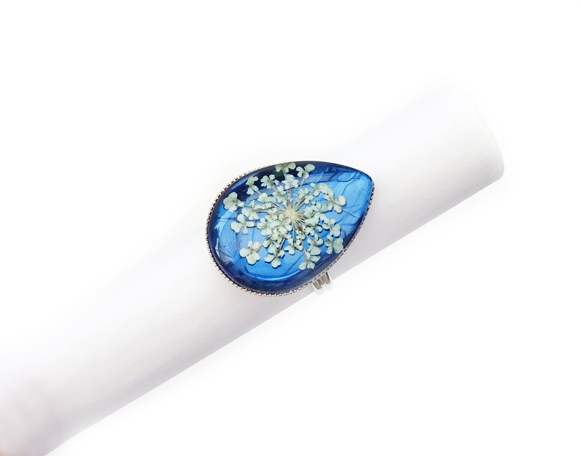 Bague réglable en VERITABLE fleur séchée Gypsophile blanche sur fond bleu