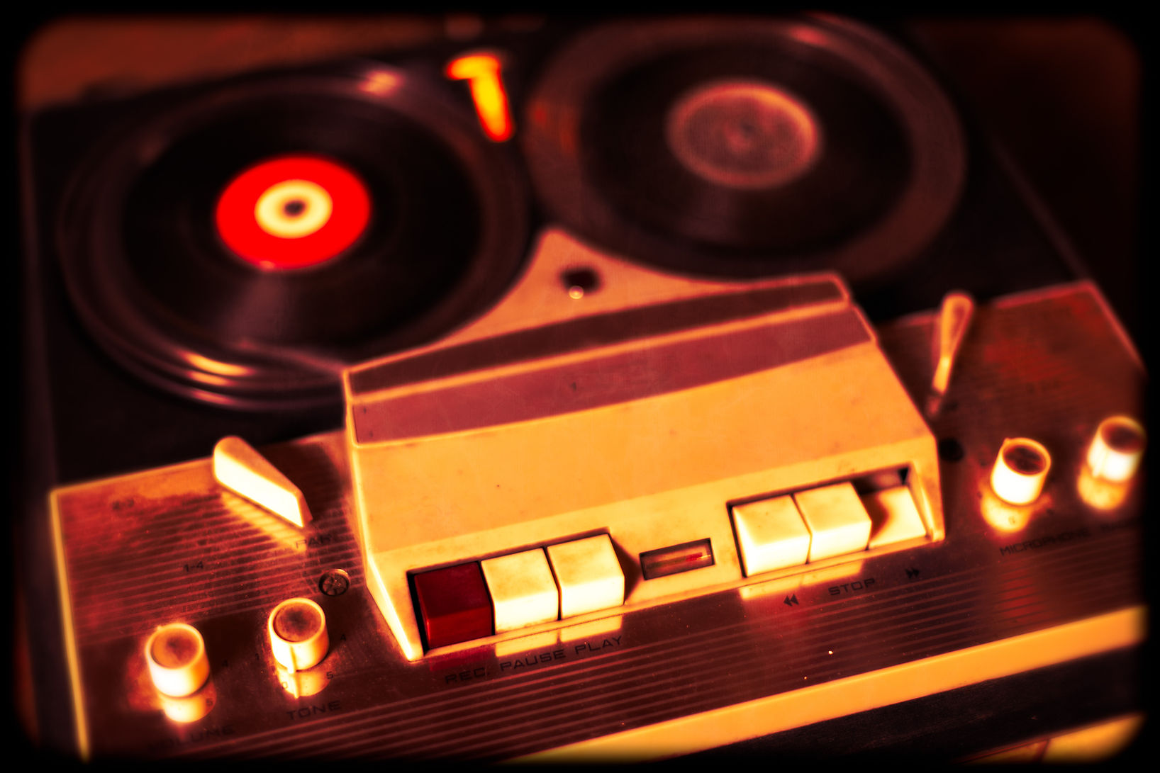 Vintage-reel-tape-recorder-806843.jpg