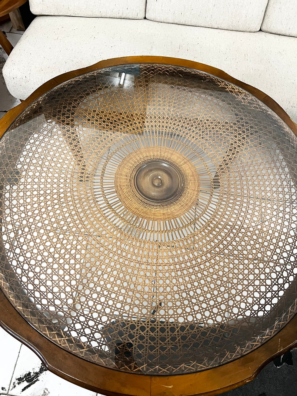 Miniaturbild: Vintage Couchtisch mit Glasplatte & Geflecht Holz