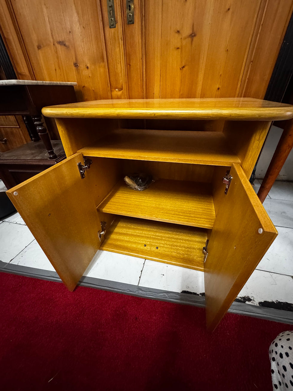 Miniaturbild: Kompakter Schrank mit Rattangeflecht – vielseitig einsetzbar