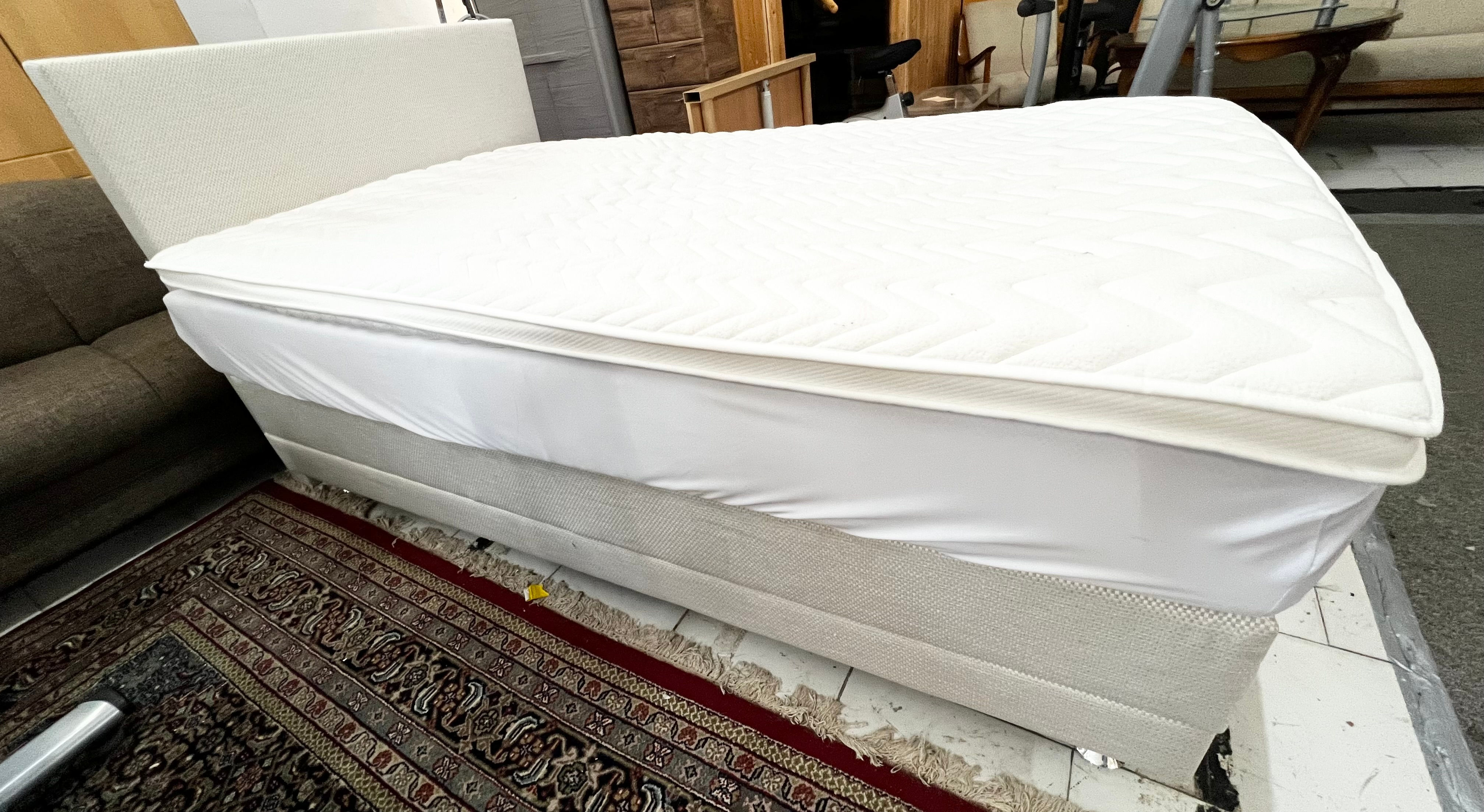 Boxspringbett mit Matratze & Topper hellgrau/creme mit Bettkasten