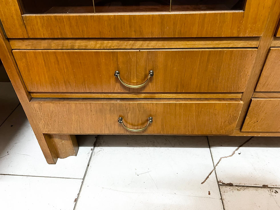 Miniaturbild: Schöne Vitrine /Wohnzimmerschrank mit Glastüren Nussbaum