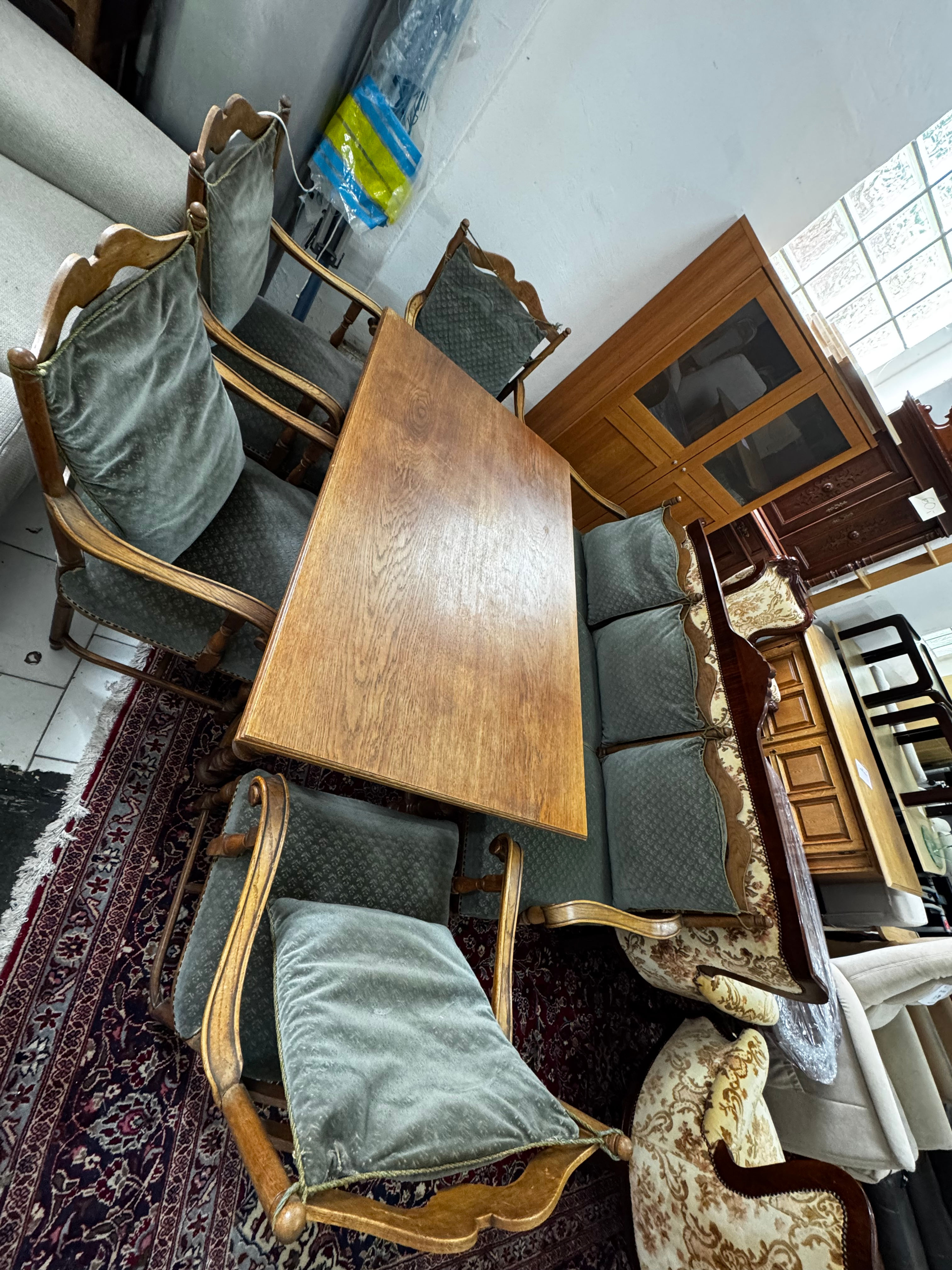 Vintage Sitzgruppe aus Massivholz – Sofa, 4 Stühle & Tisch