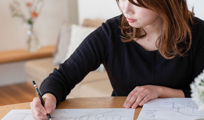 設計をしている女性の写真
