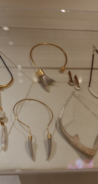 DISEÑO EN FEMENINO Exposición a inaugurarse en septiembre, en Madrid, en la Casa de México en España. Exhibida anteriormente en el Museo Franz Mayer CDMX, de diciembre 2022 a abril 2023. Cuatro generaciones de mujeres en el diseño contemporáneo artesanal en México. 1952-2022 curada por Ana Elena Mallet.
Piezas de bronce con baño de plata/oro 24k
y cuerno de venado 