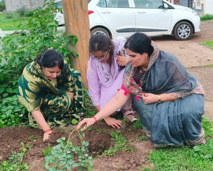स्वर्णशक्ति फाउंडेशन राजगढ़ राष्ट्रीय कार्यकारिणी सदस्य एवं भारतीय जनता पार्टी पार्षद  श्रीमति ऋतु जी मण्डोरा व गौरी जी द्वारा माननीया एसडीएम मैडम के साथ किया वृक्ष रोपण 