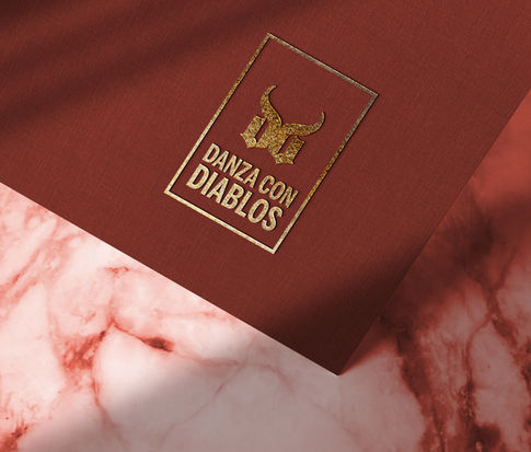 log danza con diablos dorado