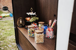 viele Süßigkeiten aufgebaut als Candybar in gemusterten Gläsern und einer Etagere
