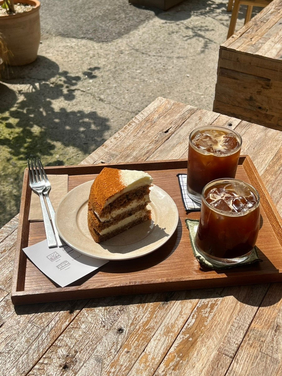 VONZRR Seongsu — Rich Terrine & Dedicated Work Space in a Modern Seongsu Showroom Cafe