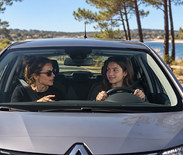 Deux femmes en voiture au bord de l’eau.png
