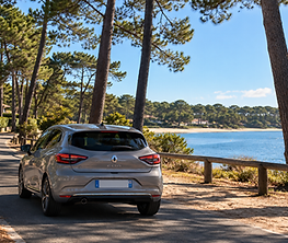Renault Clio au bord de la lagune.png