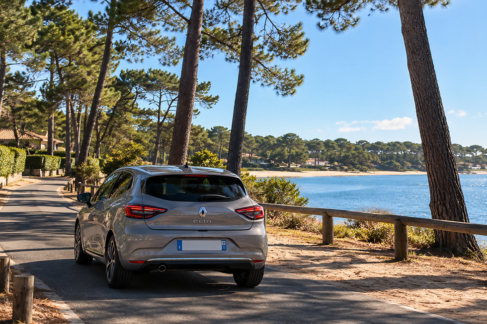 Renault Clio au bord de la lagune.png