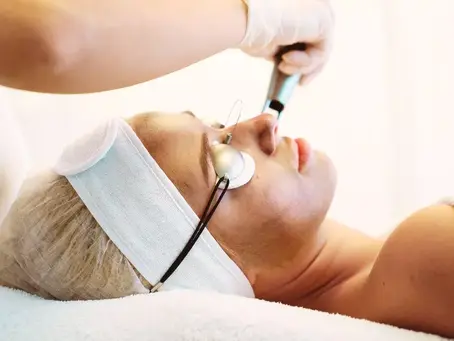 Glatte Stirn, klare Mimik – Behandlung von Stirn- und Zornfalten mit Botox