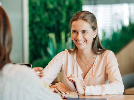 Trainer für positive Psychologie: Praktische Tipps für mehr Leichtigkeit im Berufsleben