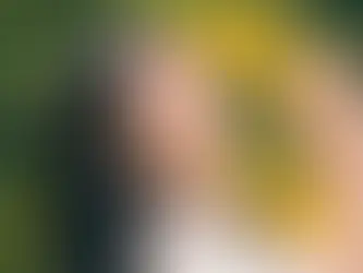 Celebrando significativamente su 32º cumpleaños, IU hace una donación masiva y entrega un regalo especial a UAENA