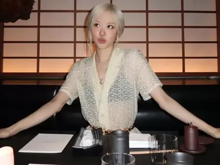 Rose de BLACKPINK promociona la banda sonora de la película de F1 en la carrera de Miami, desde izar la bandera a cuadros hasta conocer a Lewis Hamilton.