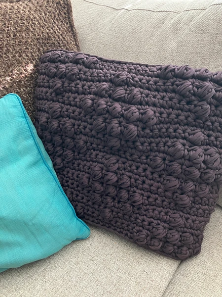 Neljät villasukat neljän ihmisen jalassa