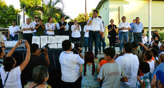Entregan gobernador Francisco García Cabeza de Vaca y alcaldesa Alma Laura Amparán apoyos a damnific
