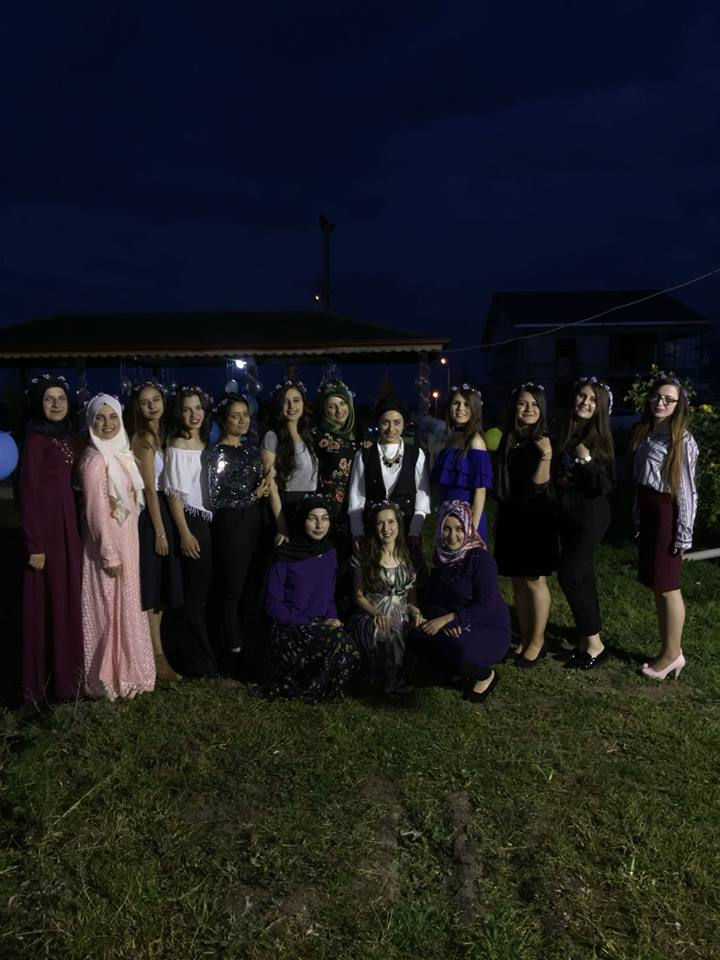 40525470_111836539768974_300593023330916