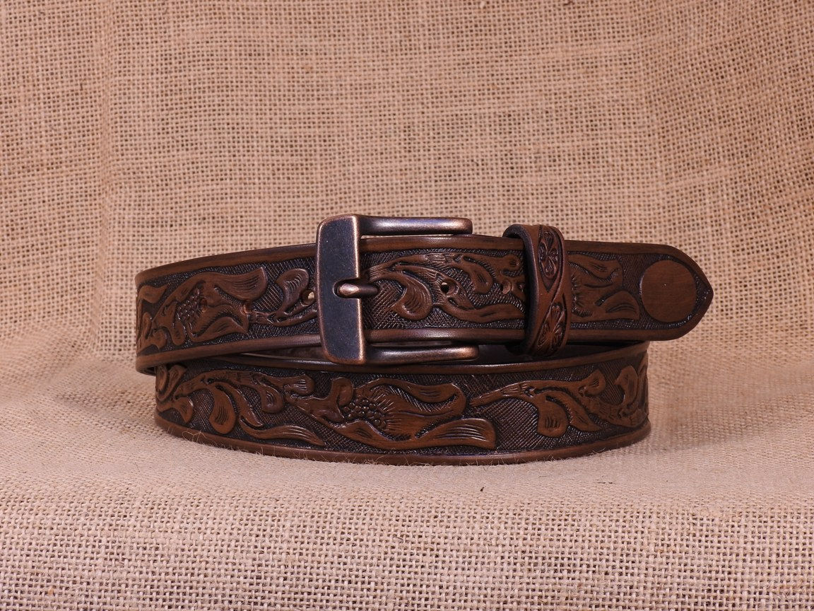 Kožený opasek, zdobený, hnědý, šířka 3,8 cm