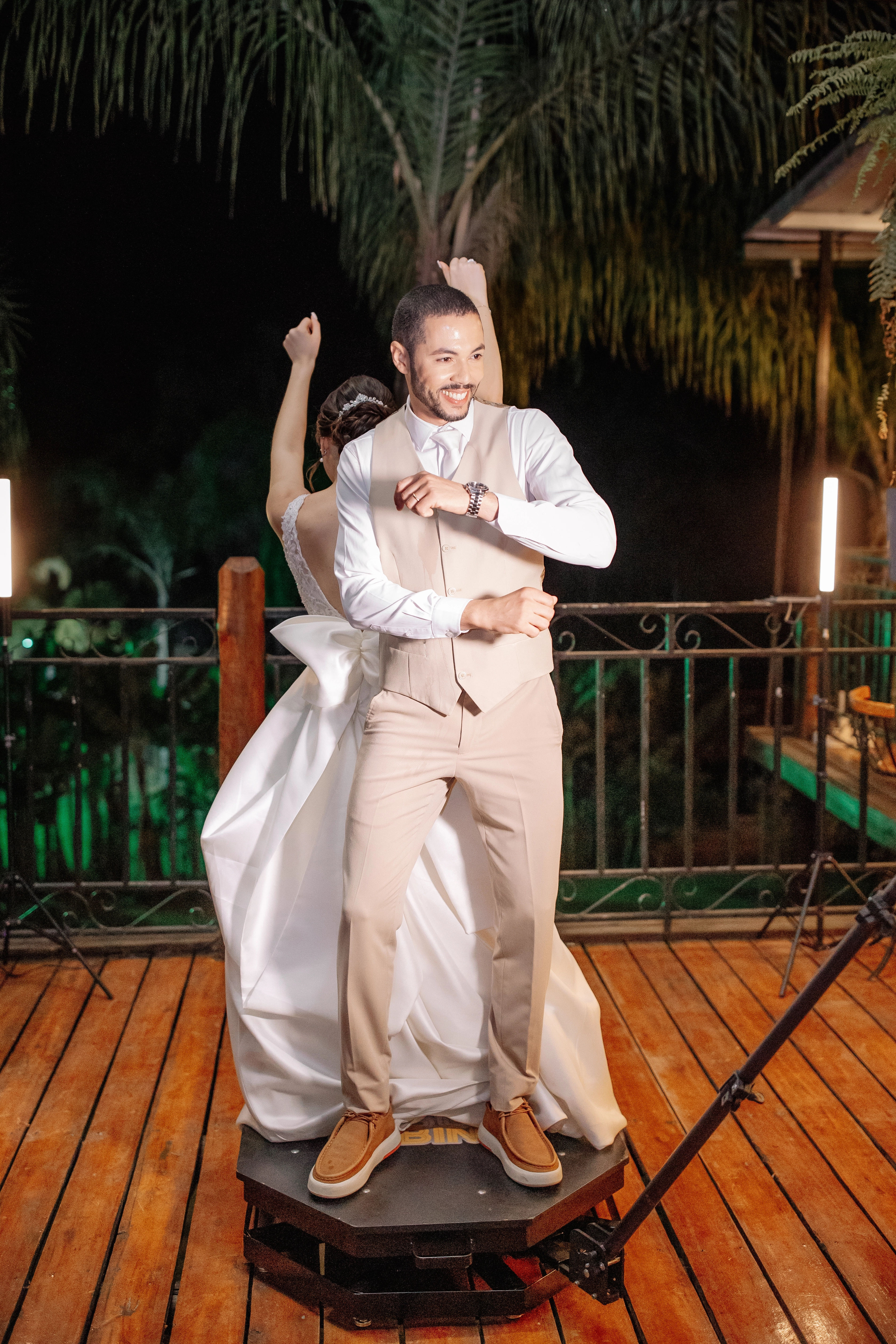 Casal posando na cabine 360 em evento social em Belo Horizonte