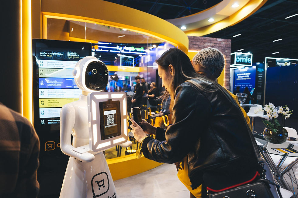 Robô fotógrafa Evee fotografando convidados em evento corporativo durante congresso ou feira de negócios com tecnologia interativa