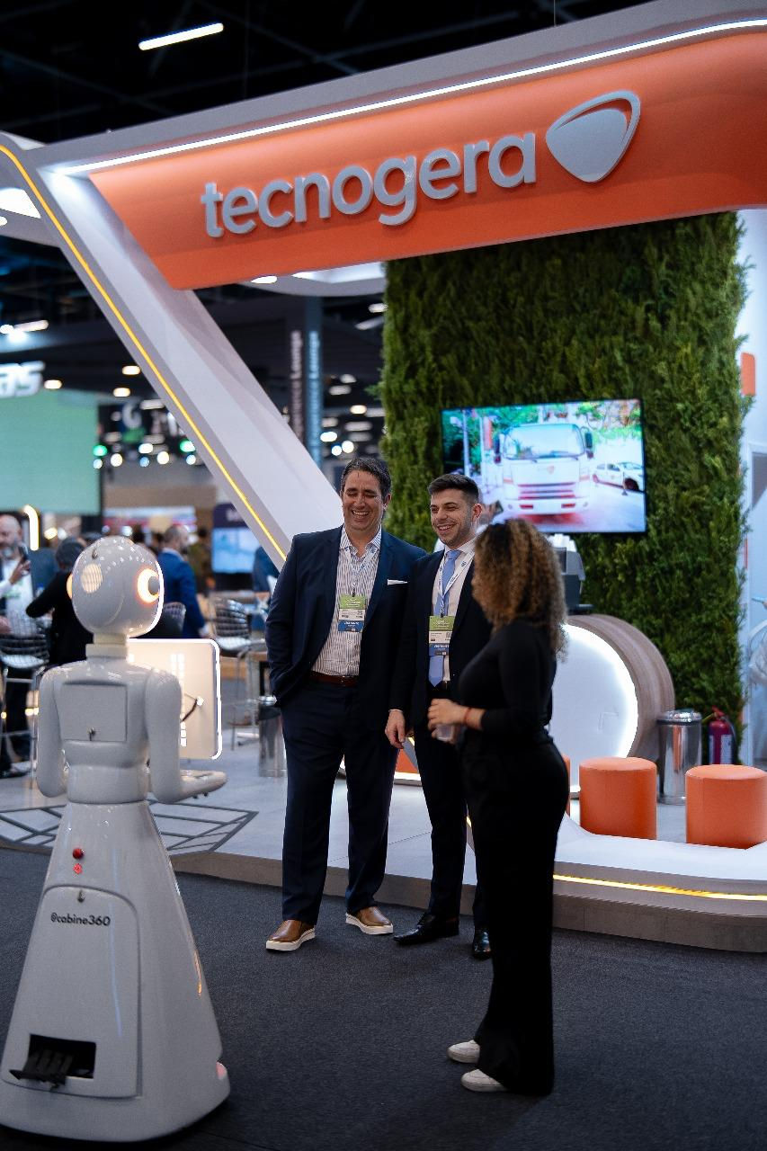 Robô fotógrafa Evee registrando fotos de convidados em evento com experiência interativa