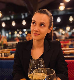 Kobieta pozująca do zdjęcia podczas kolacji w restauracji