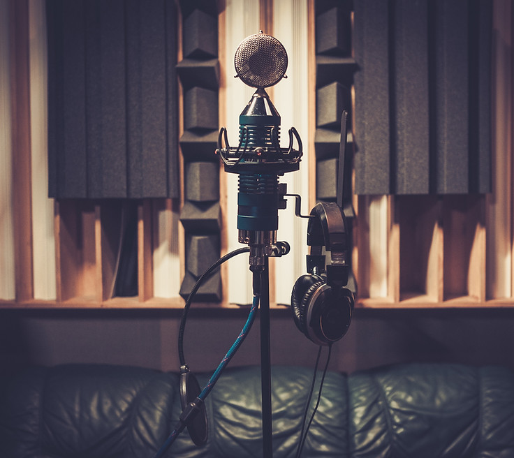 Professional studio microphone representing online vocal coaching and singing lessons.