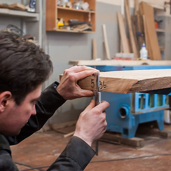 a-man-changes-the-thickness-of-wood-in-a-carpentry-2025-01-09-06-49-41-utc.jpg