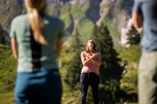 Atemübung inmitten der Bergkulisse von Warth-Schröcken