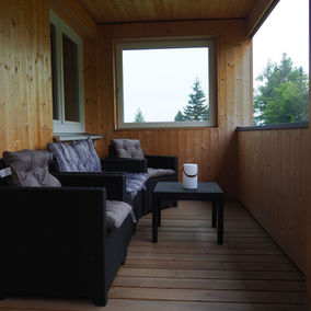 möblierter Balkon